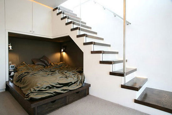 кровать под лестницей