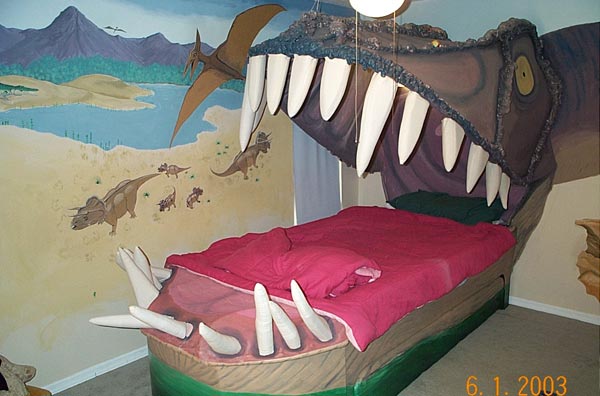 Кровать в пасти динозавра